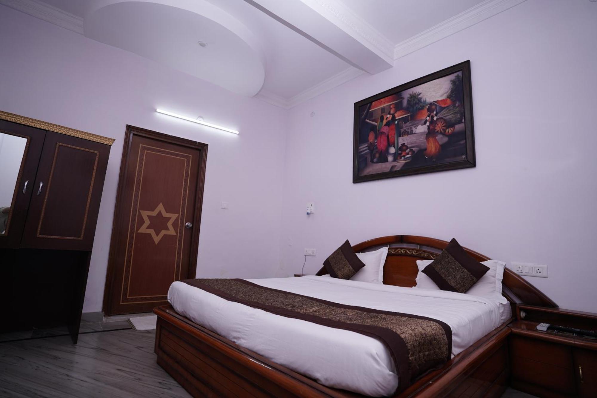 Hotel Lecston @Yashobhoomi Dwarka Sector - 25 Metro Station Delhi  Exterior photo