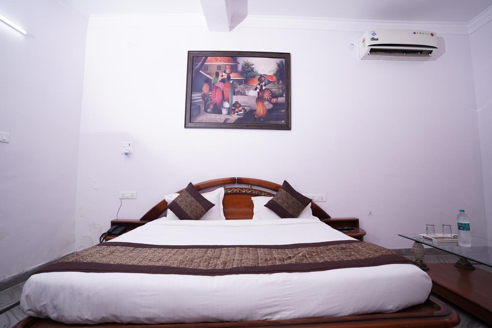Hotel Lecston @Yashobhoomi Dwarka Sector - 25 Metro Station Delhi  Exterior photo