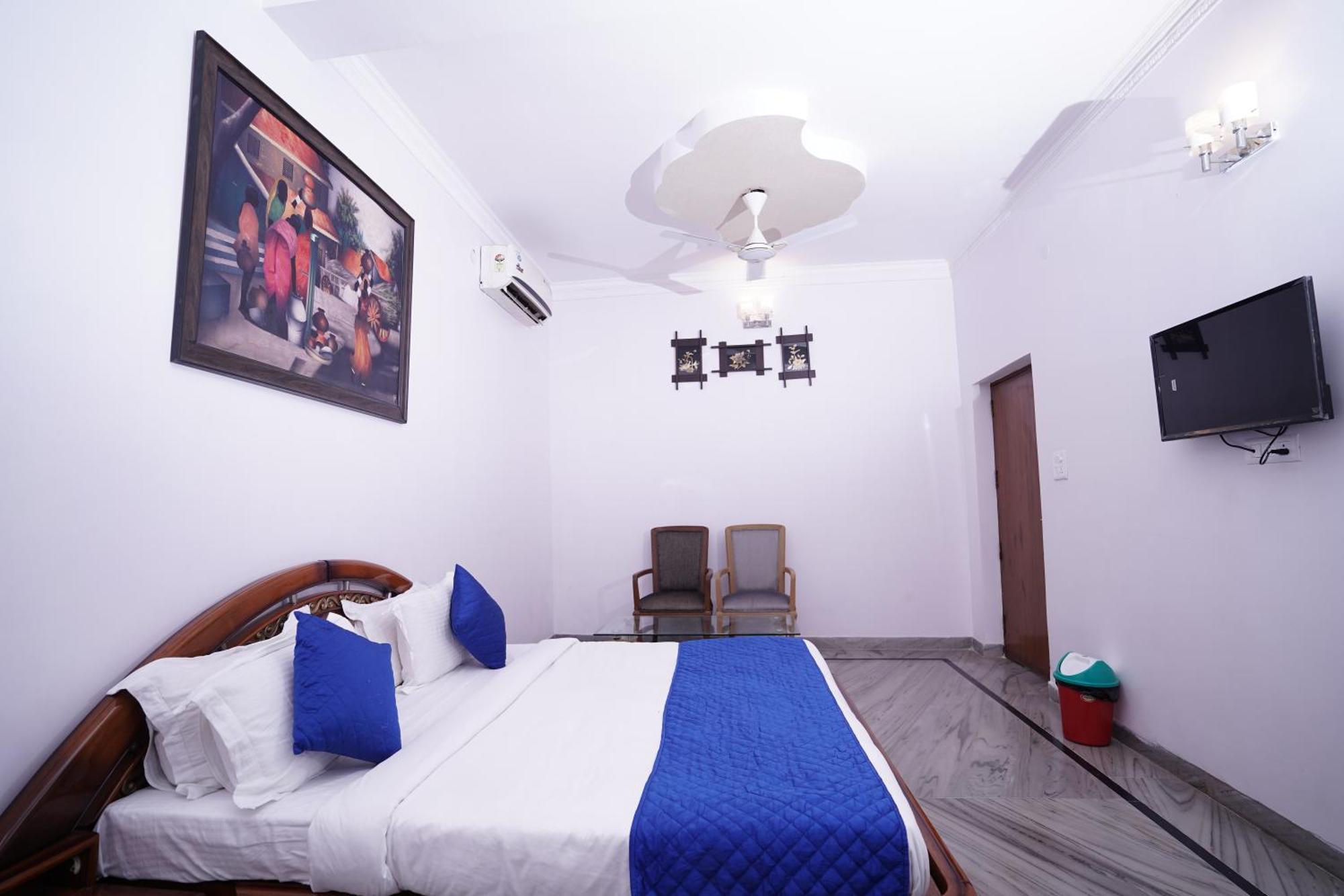 Hotel Lecston @Yashobhoomi Dwarka Sector - 25 Metro Station Delhi  Exterior photo