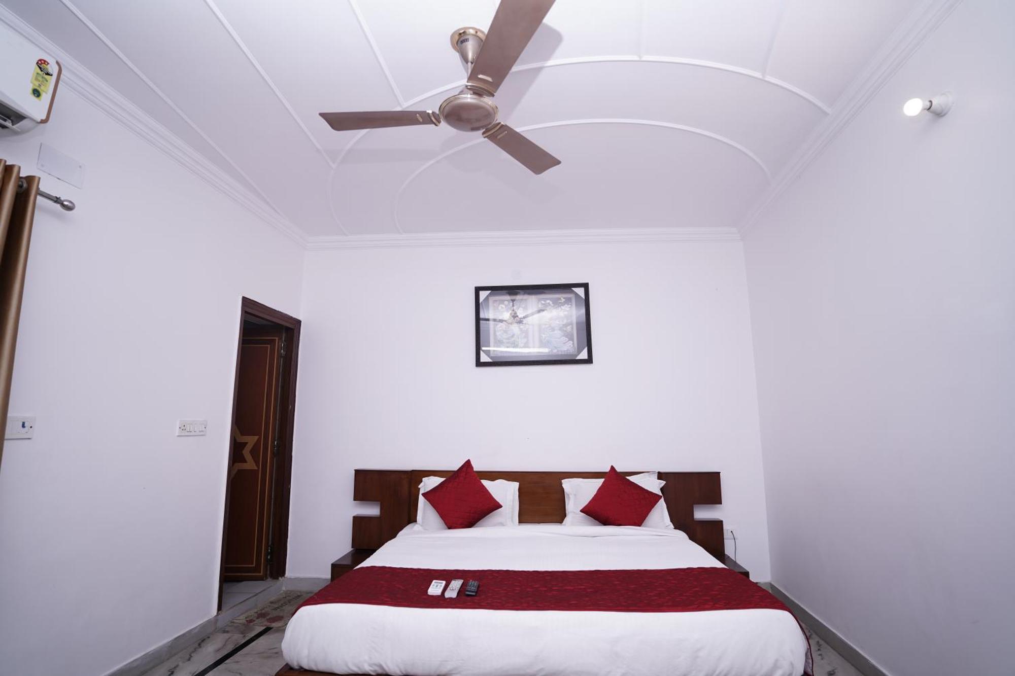 Hotel Lecston @Yashobhoomi Dwarka Sector - 25 Metro Station Delhi  Exterior photo